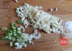 Illustration of how to make spicy lotus root slices 5