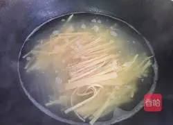 Illustration of how to stir-fry three shredded silkworms 2