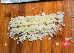 Illustration of how to make spicy garlic spinach 2