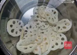 Illustration of how to make fried lotus root with fungus 3
