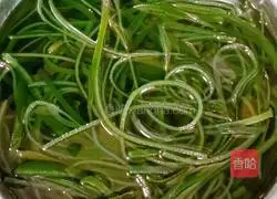 Illustration of how to make cold kelp shreds 1