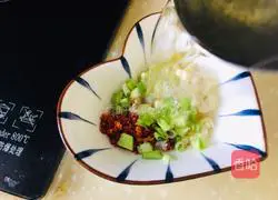 Illustration of how to dip and shred chicken breast in water 7