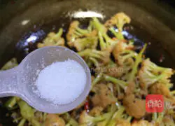 Ant Illustration of how to make spicy roasted cauliflower 18