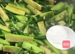 Illustration of how to stir-fry leek and loofah 6