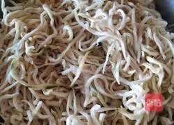 Illustration of how to make spicy papaya shreds 1