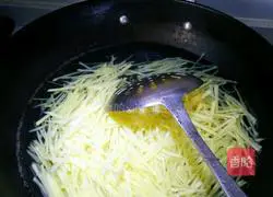 Illustration of how to make shredded potatoes 3