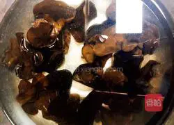 Illustration of how to make fried fungus with double peppers 1
