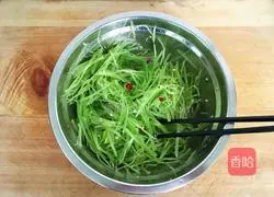 Illustration of how to make cold shredded lettuce 5