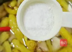 Illustration of how to make pickled pepper chicken feet 13