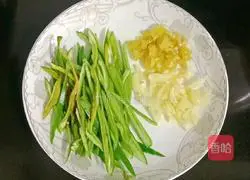 Illustration of how to make spicy and sour shredded potato bento 3