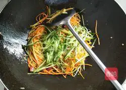 Illustration of how to stir-fry three shredded shredded vegetables with sour and spicy vegetables 6