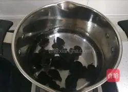 Illustration of how to make broccoli mixed with black fungus 5