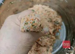 Illustration of how to make carotene meatballs 9