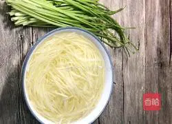 Illustration of how to make fried potato shreds with celery 2