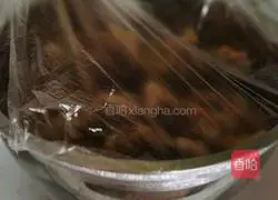 Illustration of how to make spicy and sour chicken feet 7