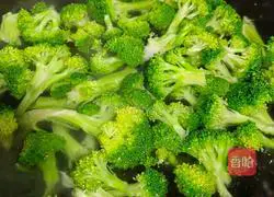 Illustration of how to make broccoli with nuts 1