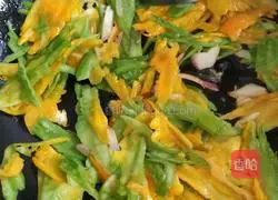 Illustration of how to make two-color bitter melon and scrambled eggs 5