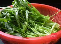 Illustration of how to make garlic water spinach 2