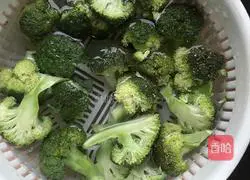 Illustration of how to make garlic broccoli 1
