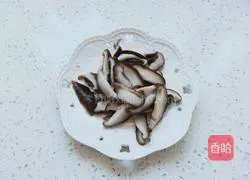 Illustration of how to make fried Chinese cabbage with mushrooms 2