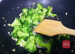 Illustration of how to make broccoli in oyster sauce 9
