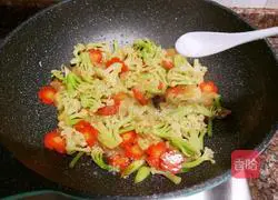 Illustration of how to make white fungus and stir-fried cauliflower 11