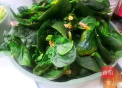 Illustration of how to make spinach with vermicelli 1