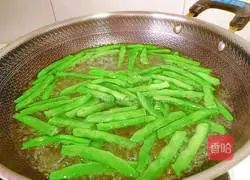 Illustration of how to stir-fry green beans with tea tree mushrooms 4