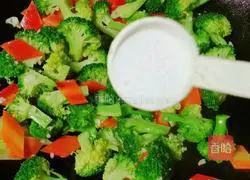 Illustration of how to stir-fry carrots with broccoli 12