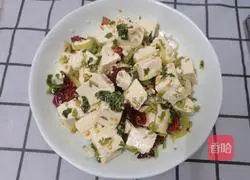 Illustration of the seasonal dish of Chinese toon sprouts mixed with tofu 4