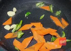 Illustration of how to stir-fry yam and fungus 5