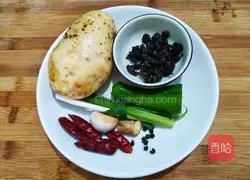 Illustration of how to make black bean paste mixed with green pepper and potato shreds 1