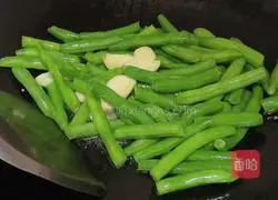 Illustration of how to make soy-flavored green beans 6