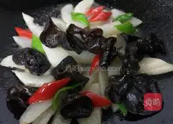 Illustration of how to stir-fry yam and fungus 7