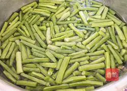 Illustration of how to make fried carrots and beans 3