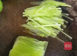 Illustration of how to make garlic lettuce and shredded carrots 1