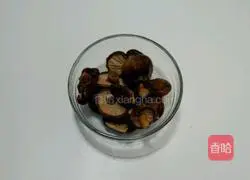 Illustration of how to make pearl mushrooms and celery and yuba 1