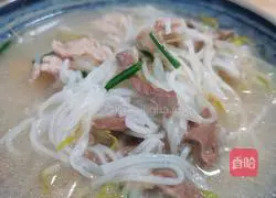 Illustration of how to make pork rice noodles soup 5