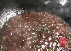 Illustration of how to pour tofu skin with sauce 9