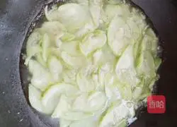 Illustration of how to make loofah soup 5