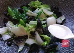 Illustration of how to make vinegared fungus and cabbage 8