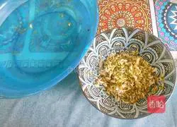 Illustration of how to steam locust flowers 4