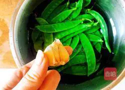 Illustration of how to make garlic snow peas 1
