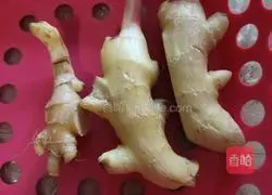 Illustration of how to soak ginger in vinegar 1