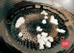 Illustration of how to stir-fry cucumbers with mung bean sprouts 8