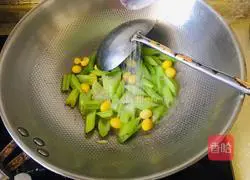 Illustration of how to stir-fry ginkgo with celery 8