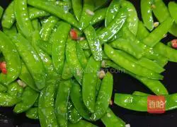 Illustration of how to make fried snow peas 10