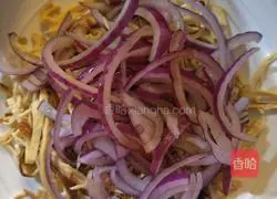 Illustration of how to make cold onion and tofu skin 3