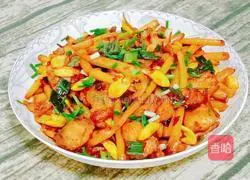 Illustration of how to stir-fry pork belly and peanut sprouts 10