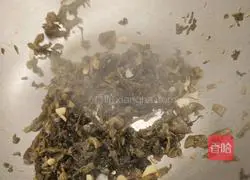 Illustration of how to stir-fry sauerkraut 9